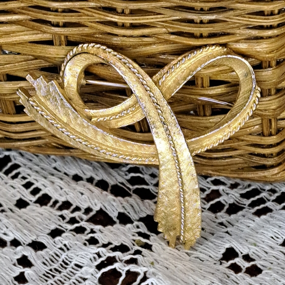 Vintage Signed ART Arthur Pepper Gold Tone Layered Ribbon Brooch Textured - Picture 1 of 5